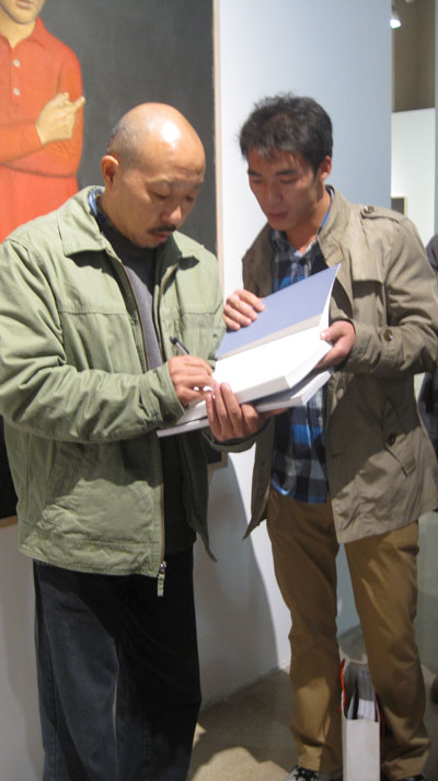 画展主人段健伟与《艺术天成》记者程兵合影