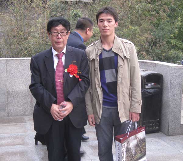 画展主人李刚与《艺术天成》记者程兵合影