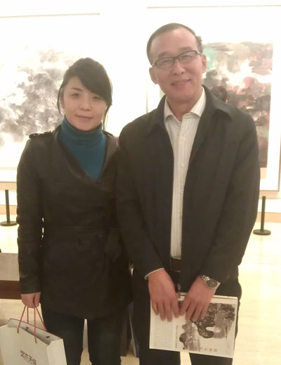诗人、作家、评论家、文化专家杨矿与《艺术天成》记者杨文娟合影