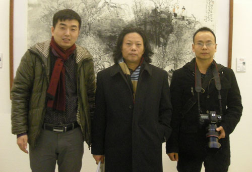 中国美术家协会会员张东林(中)与林少云合影