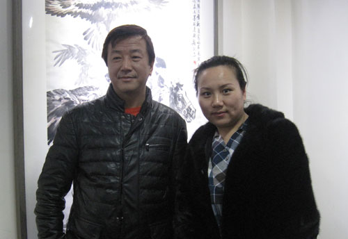 画展主人李毅与《艺术天成》杂志社通联部主任宁文艳合影