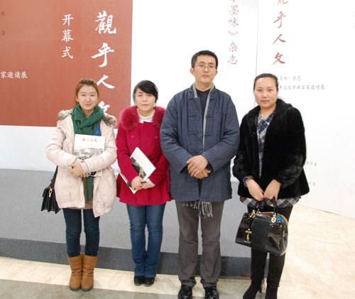 《水墨味》杂志主编、书画家项堃与《艺术天成》杂志社记者合影