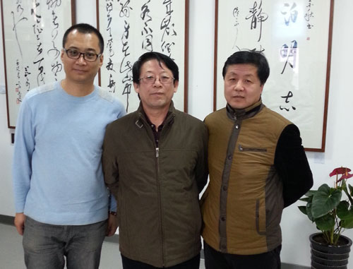 张家口市美协主席钱宗飞(中)与《艺术天成》总编辑杨文超(右)、策划部经理高伟(左)合影