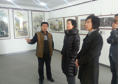 市委宣传部副部长弓爱萍(中)、市文联主席薛美华(右)等到《艺术天成》张家口书画院参观并作艺术文化交流