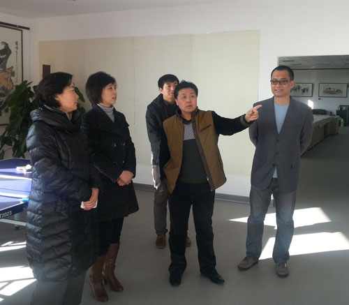 杨文超总编辑带领宾客参观画院