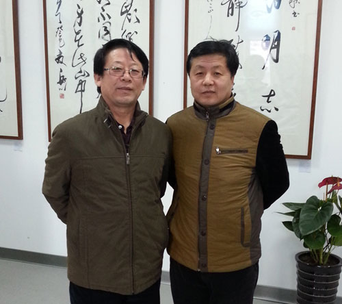 张家口市美协主席钱宗飞(左)与《艺术天成》总编辑杨文超(右)合影