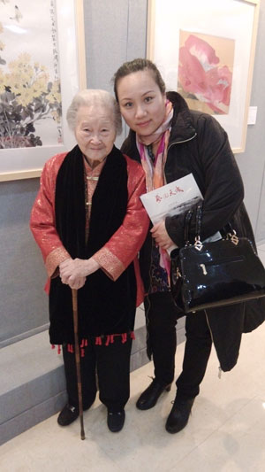 女雕塑家、已故著名画家李可染的夫人邹佩珠与《艺术天成》通联部主人宁文艳合影