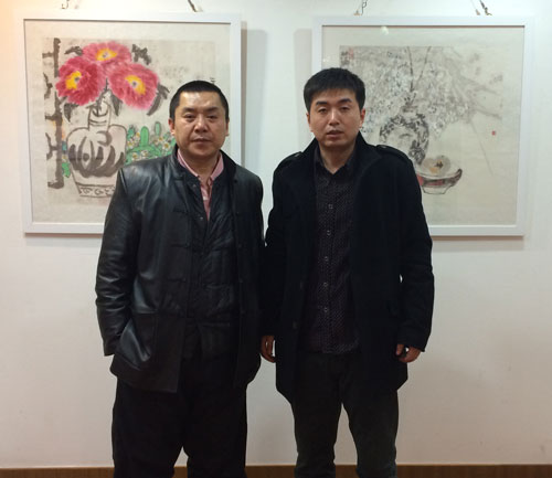 《艺术天成》市场部经理林少云与画展主人袁野合影