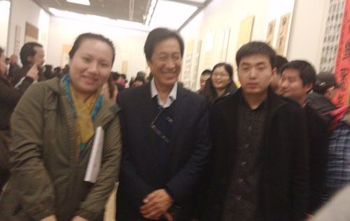 中国书协培训中心教授，政协平谷区委员会常委王友谊与《艺术天成》记者合影