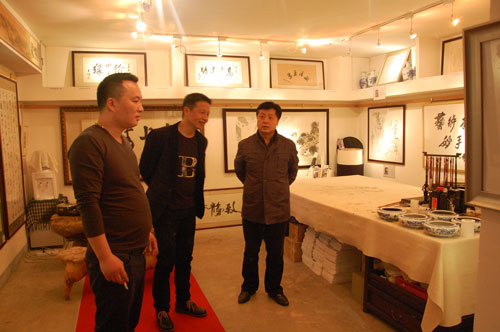 总编辑杨文超带领宾客参观大C画廊