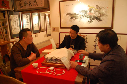 在大C画廊品茶洽谈
