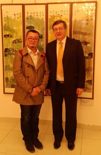 《艺术天成》主编杨洋与使馆大使合影