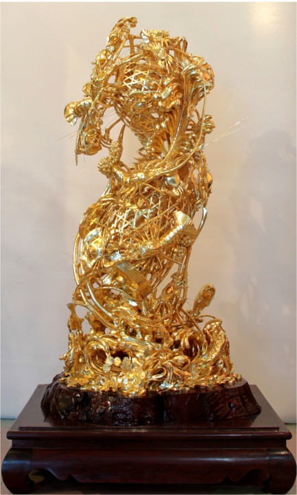 《贴金龙虾蟹篓》，潮州木雕