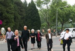 左中一、靳尚谊、詹建俊、常沙娜、徐里与蔡豪杰欢聚