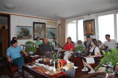 公司网络部与行政人事部召集部分员工观看专题片